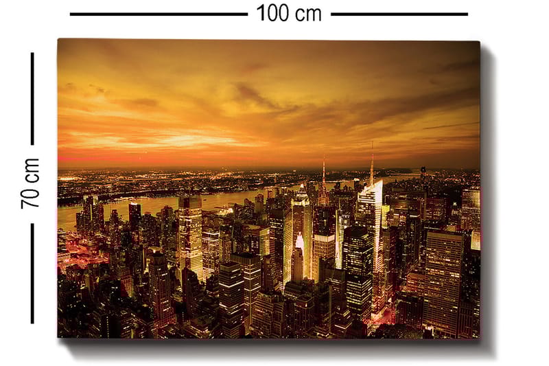 Lerretsbilde 70x100 cm - Panoramautsikt over en by ved solnedgang med høye bygninger og en dramatisk himmel - Oransje / Gull / Svart - Innredning - Bilder & kunst - Lerretsbilder