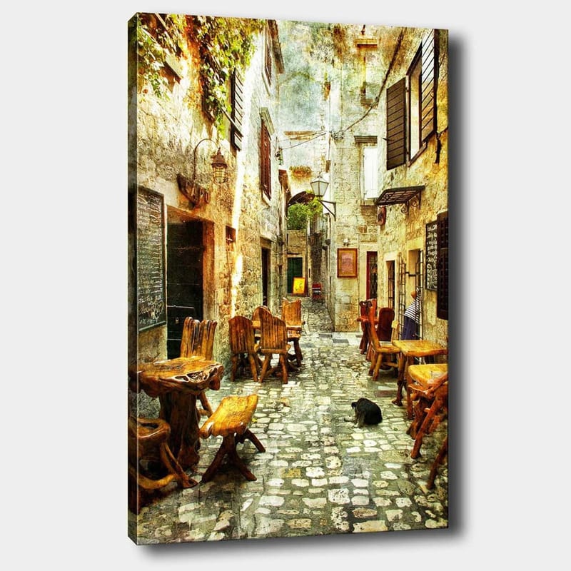 Lerretsbilde 70x100 cm - Pittoresk smug med trebord og stoler, omgitt av gamle steinhus - Brun / Grå / Grønn - Innredning - Bilder & kunst - Lerretsbilder