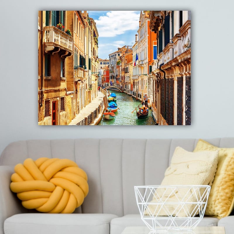 Lerretsbilde 70x100 cm - Pittoresk kanal i Venezia med fargerike bygninger og båter - Terrakotta / Blå / Grønn - Innredning - Bilder & kunst - Lerretsbilder