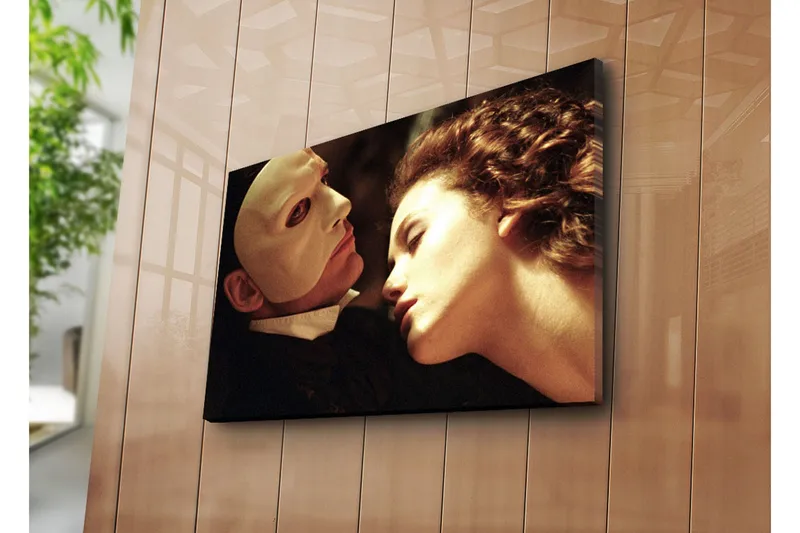 Lerretsbilde 70x45 cm - Intens emosjonell scene mellom to personer med fokus på en maskert mann og en kvinne - Hudtone / Hvit / Svart - Innredning - Bilder & kunst - Lerretsbilder