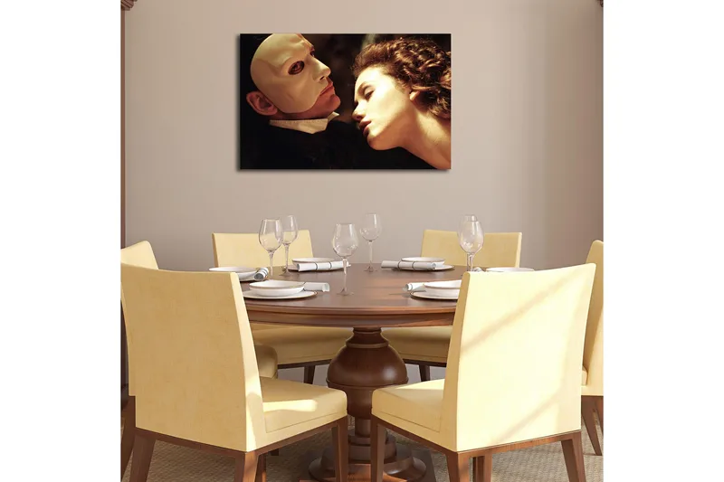 Lerretsbilde 70x45 cm - Intens emosjonell scene mellom to personer med fokus på en maskert mann og en kvinne - Hudtone / Hvit / Svart - Innredning - Bilder & kunst - Lerretsbilder