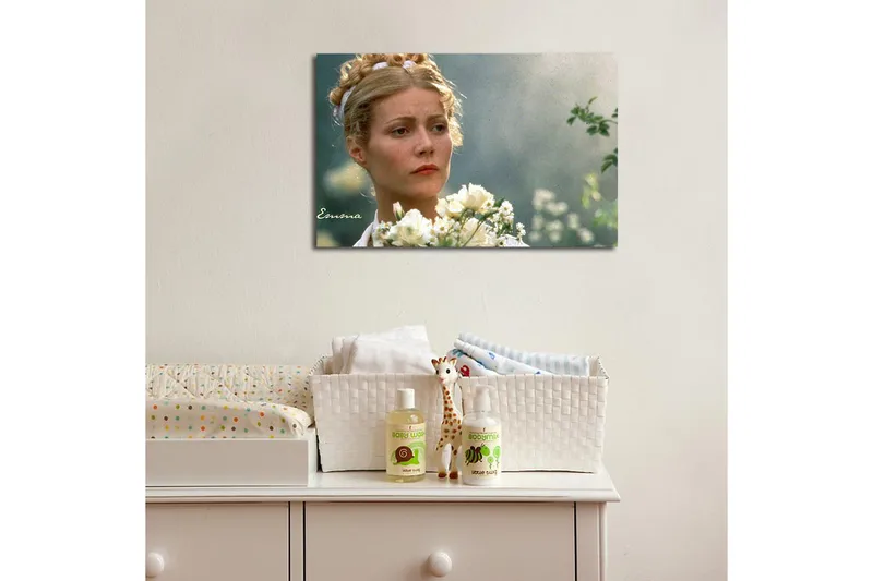 Lerretsbilde 70x45 cm - Kvinne med blomster i et drømmende miljø - Lys grønn / Beige / Hvit - Innredning - Bilder & kunst - Lerretsbilder