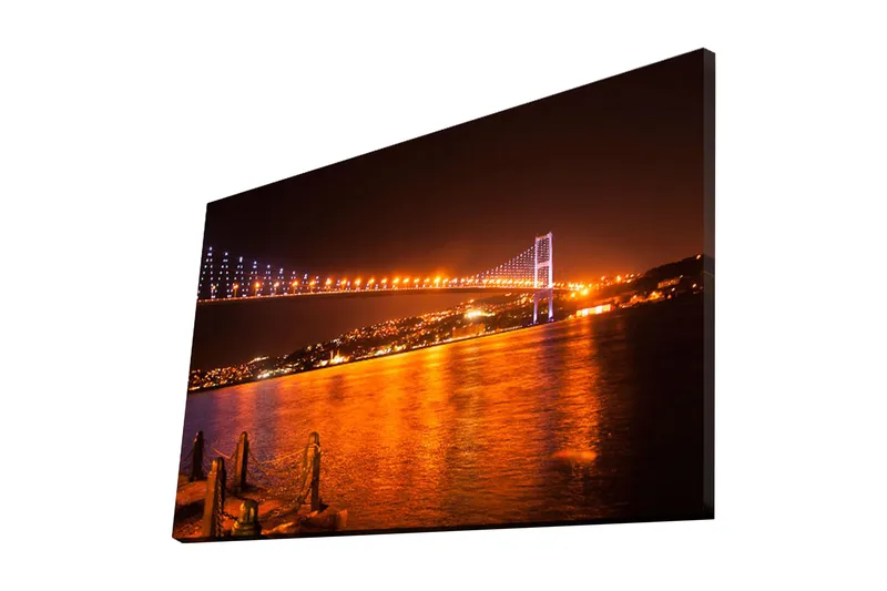 Lerretsbilde 70x45 cm - Opplyst bro over en glitrende vannflate ved mørkets frembrudd - Mørk blå / Oransje / Svart - Innredning - Bilder & kunst - Lerretsbilder