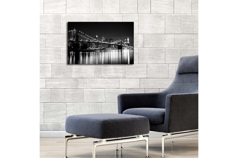 Lerretsbilde 70x45 cm - Svart-hvitt-bilde av Brooklyn Bridge med byens skyline i bakgrunnen - Svart / Hvit / Grå - Innredning - Bilder & kunst - Lerretsbilder
