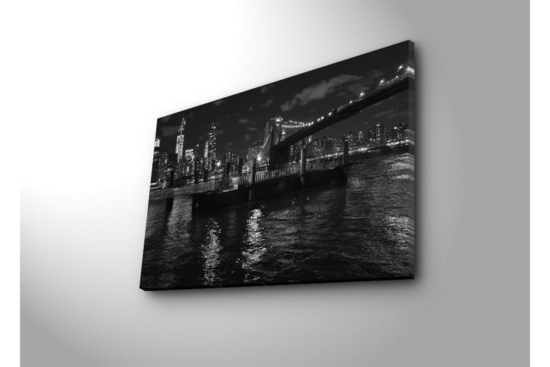 Lerretsbilde 70x45 cm - Svart-hvitt bysilhuett med bro og båt på vannet - Svart / Hvit / Grå - Innredning - Bilder & kunst - Lerretsbilder