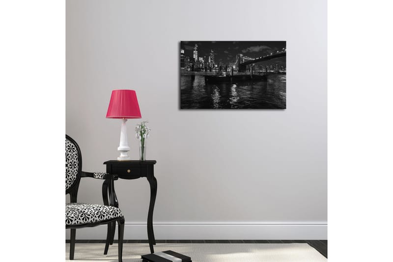 Lerretsbilde 70x45 cm - Svart-hvitt bysilhuett med bro og båt på vannet - Svart / Hvit / Grå - Innredning - Bilder & kunst - Lerretsbilder