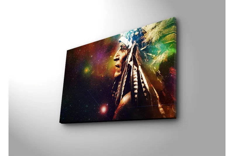 Lerretsbilde 70x45 cm - Portrett av en indianer med fjær og stjernehimmel bakgrunn - Mørk brun / Grønn / Lilla - Innredning - Bilder & kunst - Lerretsbilder