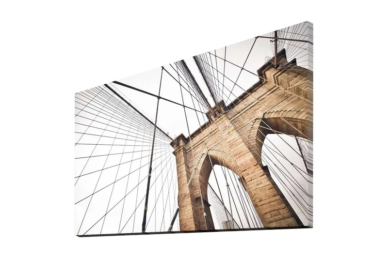 Lerretsbilde 70x45 cm - Perspektiv av Brooklyn Bridge med fokus på buene og kablene - Beige / Svart / Hvit - Innredning - Bilder & kunst - Lerretsbilder