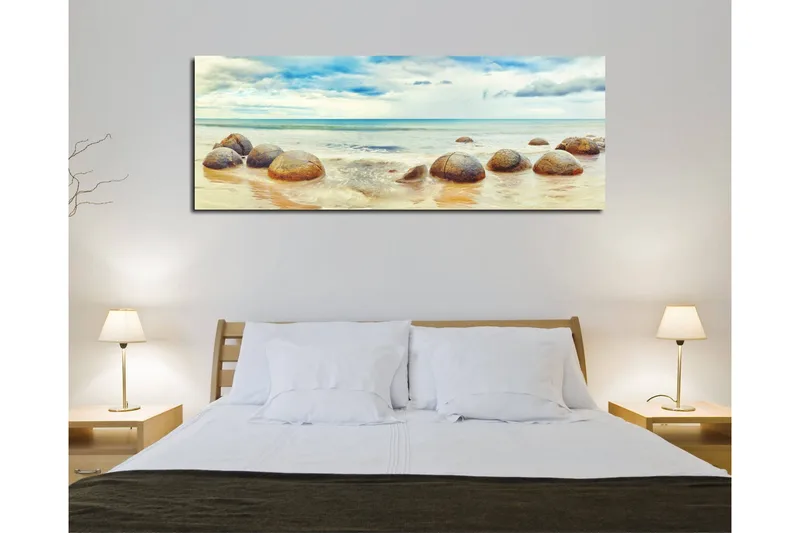 Lerretsbilde 80x30 cm - Runde steiner på en strand med hav og himmel i bakgrunnen - Blå / Beige / Grå - Innredning - Bilder & kunst - Lerretsbilder