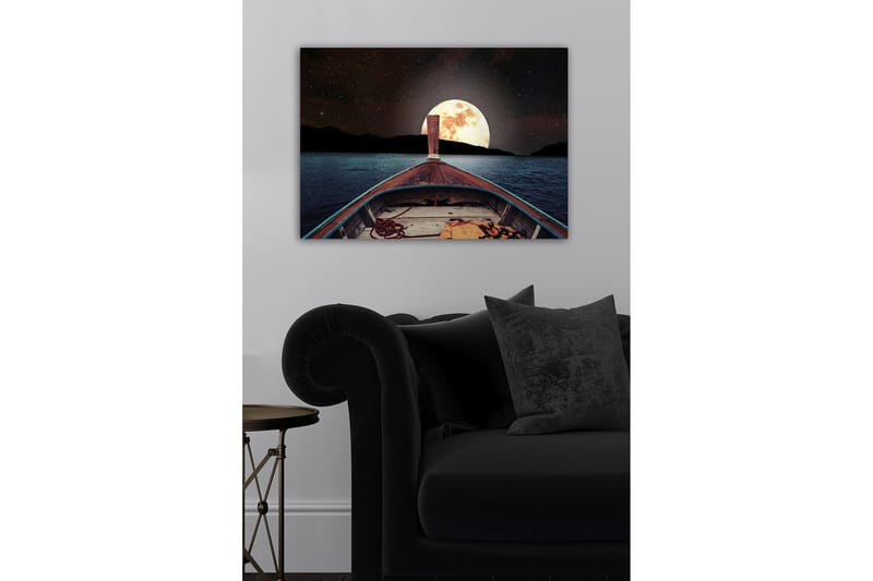 Lerretsbilde - Båt som navigerer mot en stor fullmåne over en rolig innsjø - Mørk blå / Grå / Oransje - Innredning - Bilder & kunst - Lerretsbilder
