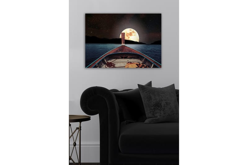 Lerretsbilde - Båt som navigerer mot en stor fullmåne over en rolig innsjø - Mørk blå / Grå / Oransje - Innredning - Bilder & kunst - Lerretsbilder