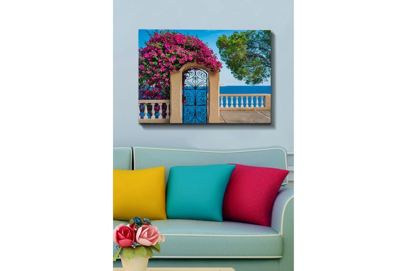 Lerretsbilde - Blomstrende bougainvillea ved en smijernsport med havutsikt - Rosa / Blå / Grønn - Innredning - Bilder & kunst - Lerretsbilder