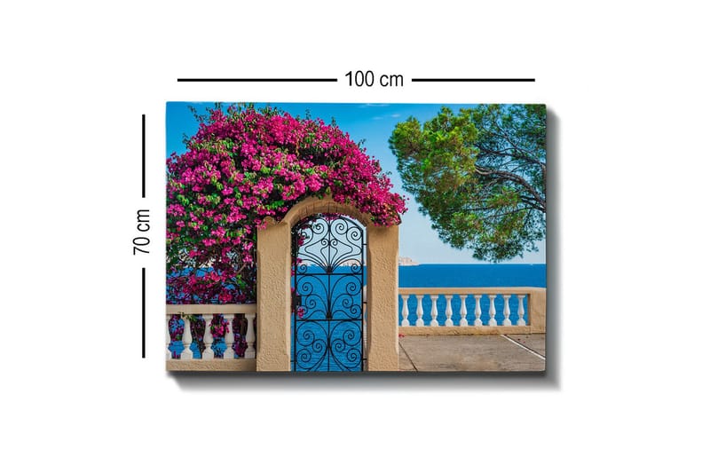 Lerretsbilde - Blomstrende bougainvillea ved en smijernsport med havutsikt - Rosa / Blå / Grønn - Innredning - Bilder & kunst - Lerretsbilder