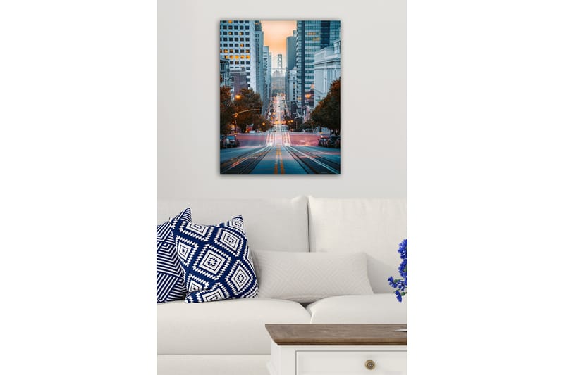 Lerretsbilde - Bygate med utsikt over en bro i bakgrunnen - Blå / Oransje / Grå - Innredning - Bilder & kunst - Lerretsbilder