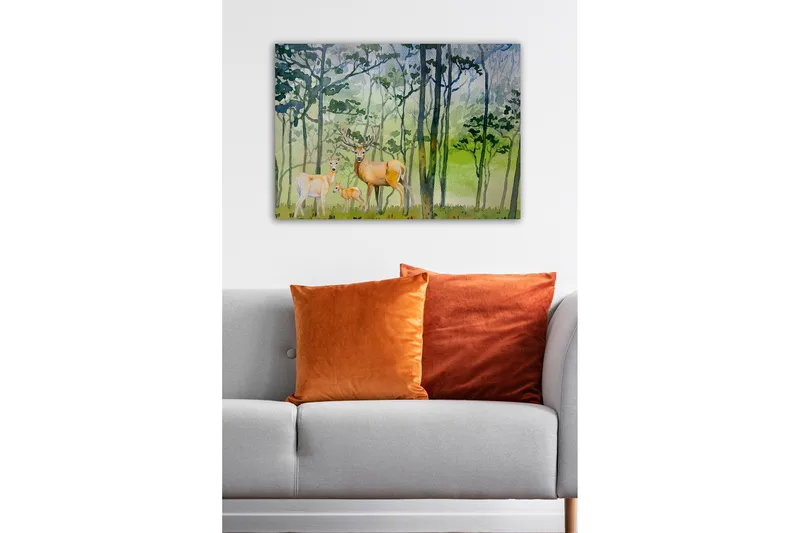 Lerretsbilde - Dyrelivsfamilie i skogsmiljø med hjort og et lite barn - Grønn / Brun / Beige - Innredning - Bilder & kunst - Lerretsbilder