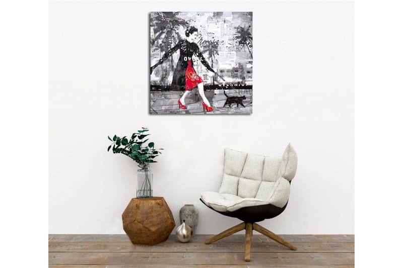 Lerretsbilde - Elegant kvinne i rød kjole med svart katt i urbane omgivelser - Rød / Svart / Grå - Innredning - Bilder & kunst - Lerretsbilder