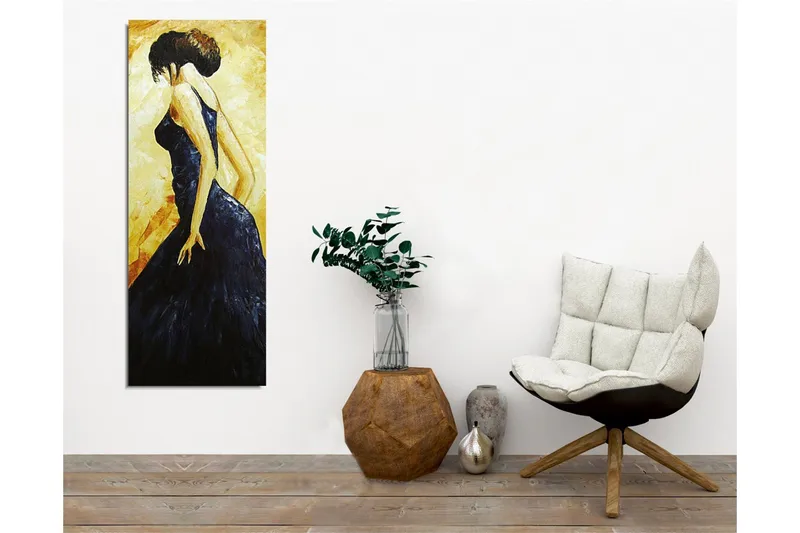Lerretsbilde - Elegant kvinne i svart kjole - Mørk blå / Gyllen / Beige - Innredning - Bilder & kunst - Lerretsbilder