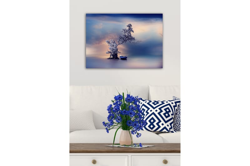 Lerretsbilde - Ensom båt ved en mystisk trekonstellasjon i en speillignende vannoverflate - Blå / Grå / Hvit - Innredning - Bilder & kunst - Lerretsbilder
