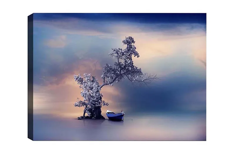 Lerretsbilde - Ensom båt ved en mystisk trekonstellasjon i en speillignende vannoverflate, Blå / Grå / Hvit
