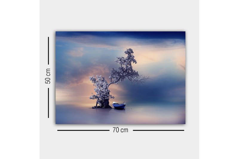 Lerretsbilde - Ensom båt ved en mystisk trekonstellasjon i en speillignende vannoverflate - Blå / Grå / Hvit - Innredning - Bilder & kunst - Lerretsbilder