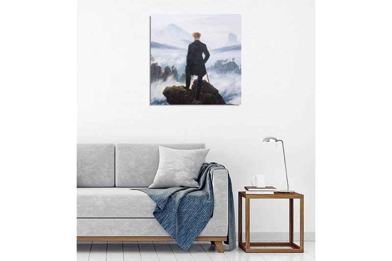 Lerretsbilde - Ensom mann på en klippe som ser ut over et tåkete landskap - Mørk grønn / Grå / Blå - Innredning - Bilder & kunst - Lerretsbilder