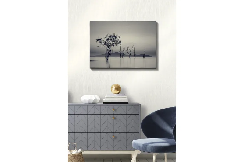 Lerretsbilde - Ensomt tre i tåkete vannlandskap - Svart / Grå / Hvit - Innredning - Bilder & kunst - Lerretsbilder