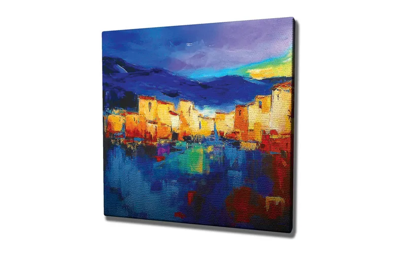 Lerretsbilde - Fargerik bybilde ved vannet med refleksjoner, Blå / Oransje / Gul