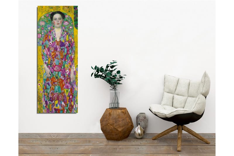 Lerretsbilde - Fargerik kvinne i blomsterkjole omgitt av en grønn bakgrunn - Gul / Grønn / Rosa - Innredning - Bilder & kunst - Lerretsbilder