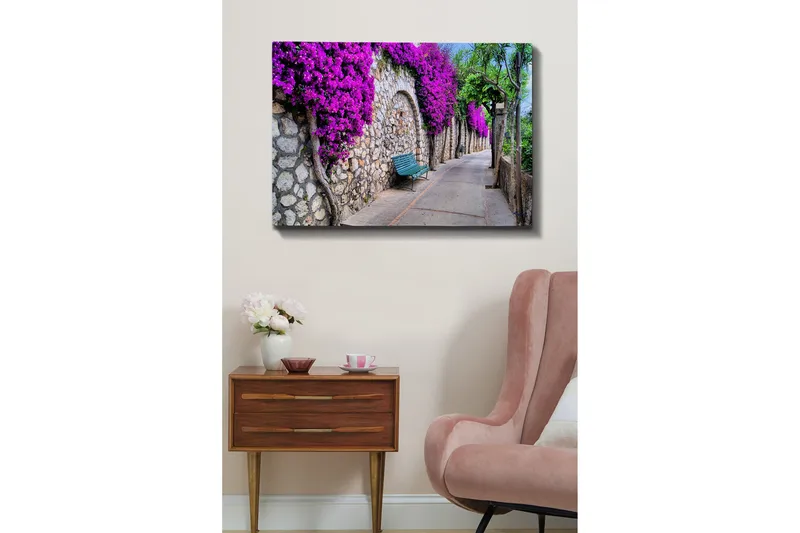 Lerretsbilde - Frodig gangvei omgitt av blomstrende bougainvillea - Lilla / Grå / Grønn - Innredning - Bilder & kunst - Lerretsbilder