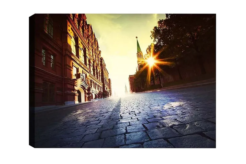 Lerretsbilde - Gatemiljø med historisk arkitektur og solnedgangsstråler - Rød / Gul / Blå - Innredning - Bilder & kunst - Lerretsbilder