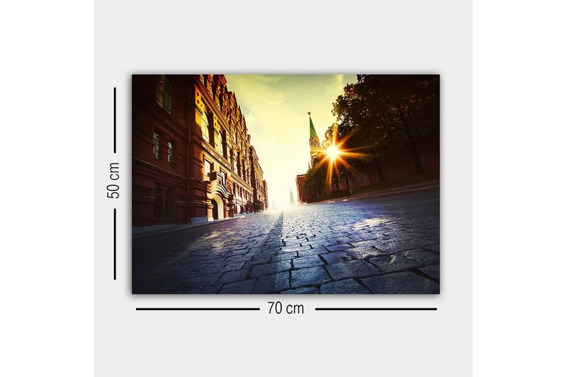 Lerretsbilde - Gatemiljø med historisk arkitektur og solnedgangsstråler - Rød / Gul / Blå - Innredning - Bilder & kunst - Lerretsbilder