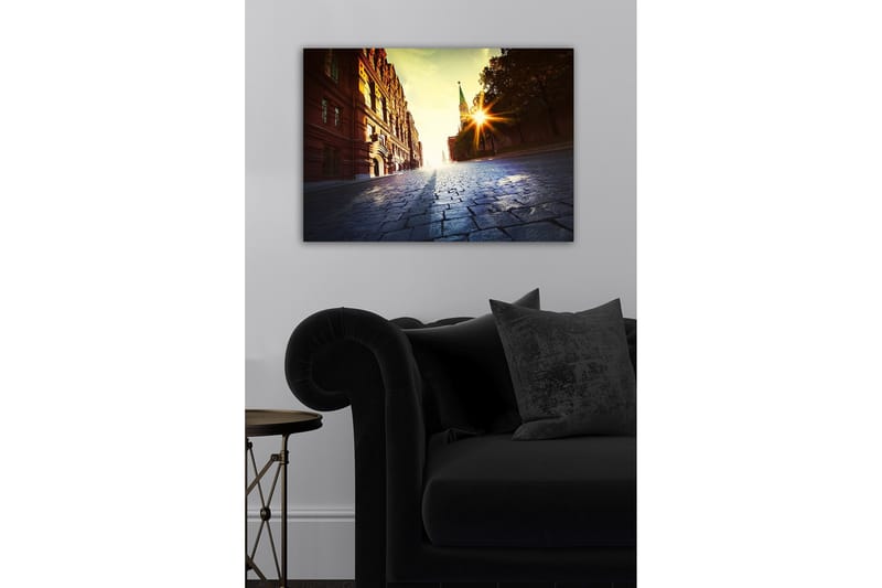 Lerretsbilde - Gatemiljø med historisk arkitektur og solnedgangsstråler - Rød / Gul / Blå - Innredning - Bilder & kunst - Lerretsbilder