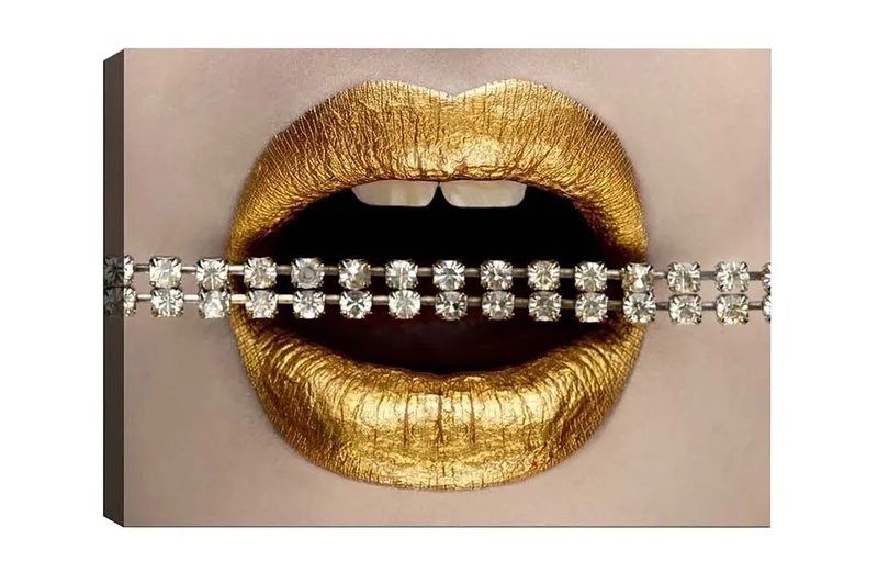 Lerretsbilde - Gylne lepper med glitrende kjede, Gull / S ølv