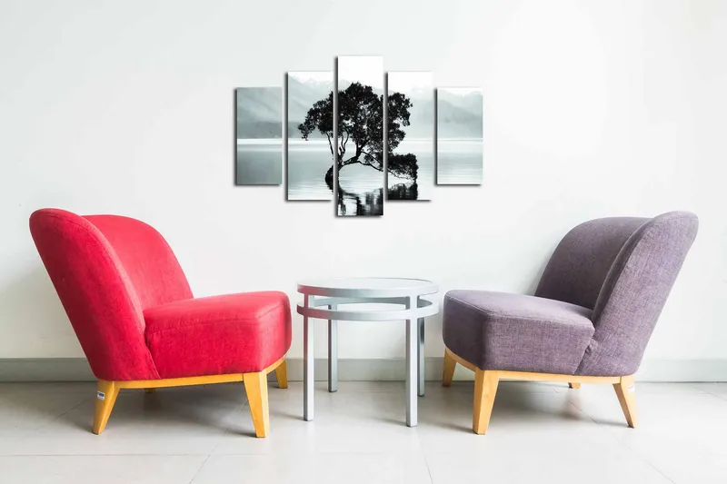 Lerretsbilde i 5 deler 82x50 cm - Silhuett av et tre ved en rolig innsjø med fjerne fjell i bakgrunnen - Svart / Grå / Hvit - Innredning - Bilder & kunst - Lerretsbilder