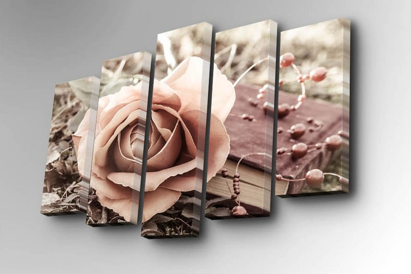 Lerretsbilde i 5 deler 82x50 cm - Vakker rose i myke toner med en bok og dekorative perler i bakgrunnen - Lys rosa / Brun / Beige - Innredning - Bilder & kunst - Lerretsbilder