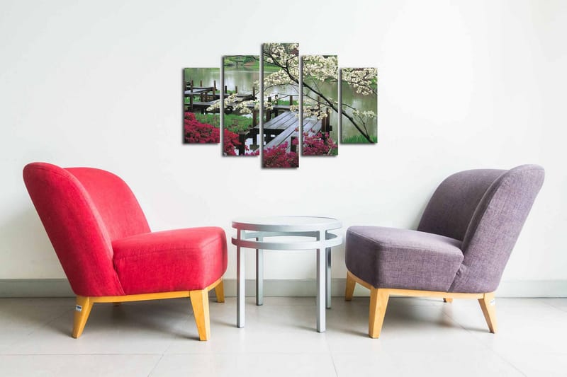 Lerretsbilde i 5 deler 82x50 cm - Vakkert landskapsbilde med blomster og en trebro ved en stille innsjø - Hvit / Grønn / Rosa - Innredning - Bilder & kunst - Lerretsbilder