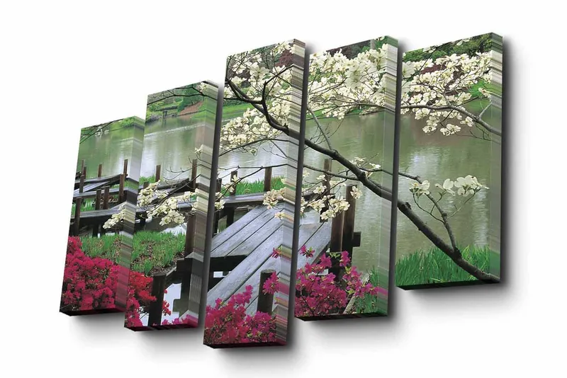 Lerretsbilde i 5 deler 82x50 cm - Vakkert landskapsbilde med blomster og en trebro ved en stille innsjø - Hvit / Grønn / Rosa - Innredning - Bilder & kunst - Lerretsbilder