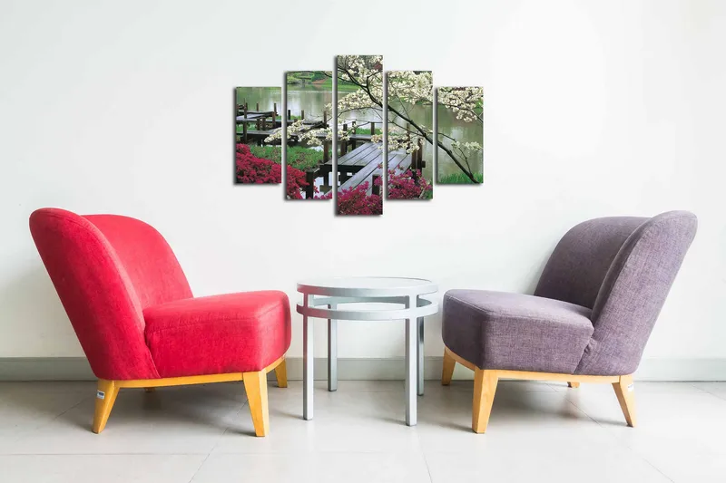 Lerretsbilde i 5 deler 82x50 cm - Vakkert landskapsbilde med blomster og en trebro ved en stille innsjø - Hvit / Grønn / Rosa - Innredning - Bilder & kunst - Lerretsbilder