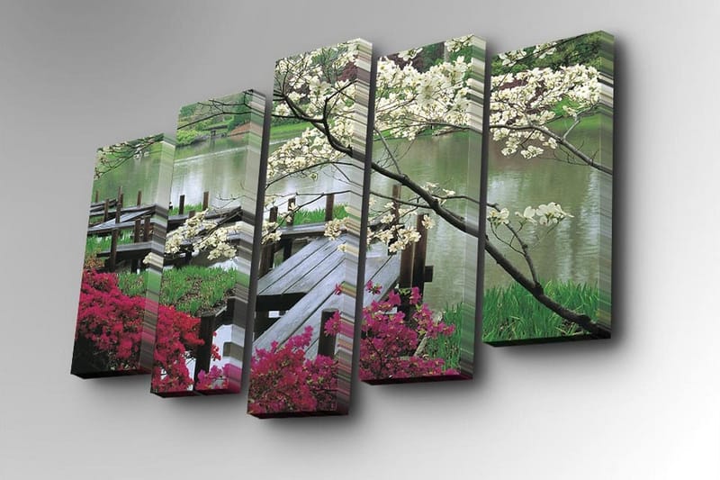 Lerretsbilde i 5 deler 82x50 cm - Vakkert landskapsbilde med blomster og en trebro ved en stille innsjø - Hvit / Grønn / Rosa - Innredning - Bilder & kunst - Lerretsbilder