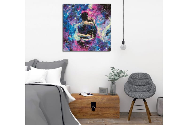 Lerretsbilde - Intimt par som omfavner hverandre i en stjerneklar galakse - Blå / Lilla / Svart - Innredning - Bilder & kunst - Lerretsbilder