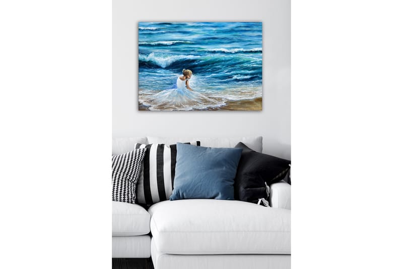 Lerretsbilde - Jente i hvit kjole som leker ved sjøen - Blå / Hvit / Beige - Innredning - Bilder & kunst - Lerretsbilder