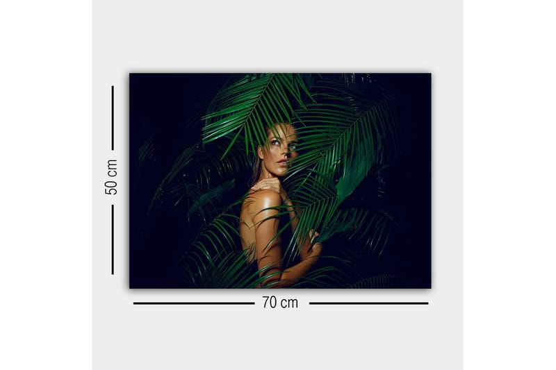 Lerretsbilde - Kvinne delvis skjult bak grønne palmeblader - Mørkegrønn / Hudtone / Svart - Innredning - Bilder & kunst - Lerretsbilder