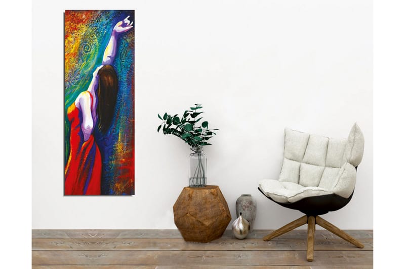 Lerretsbilde - Kvinne i rød kjole som strekker armen mot en fargerik bakgrunn - Rød / Blå / Grønn - Innredning - Bilder & kunst - Lerretsbilder