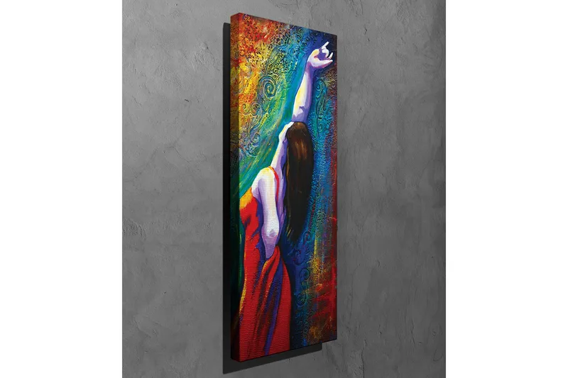 Lerretsbilde - Kvinne i rød kjole som strekker armen mot en fargerik bakgrunn - Rød / Blå / Grønn - Innredning - Bilder & kunst - Lerretsbilder