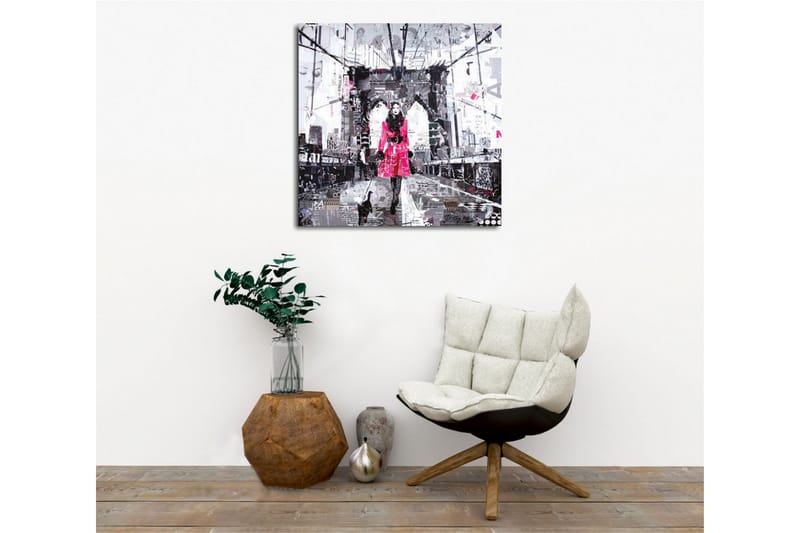 Lerretsbilde - Kvinne i rosa frakk går med en katt på en bro - Rosa / Svart / Grå - Innredning - Bilder & kunst - Lerretsbilder