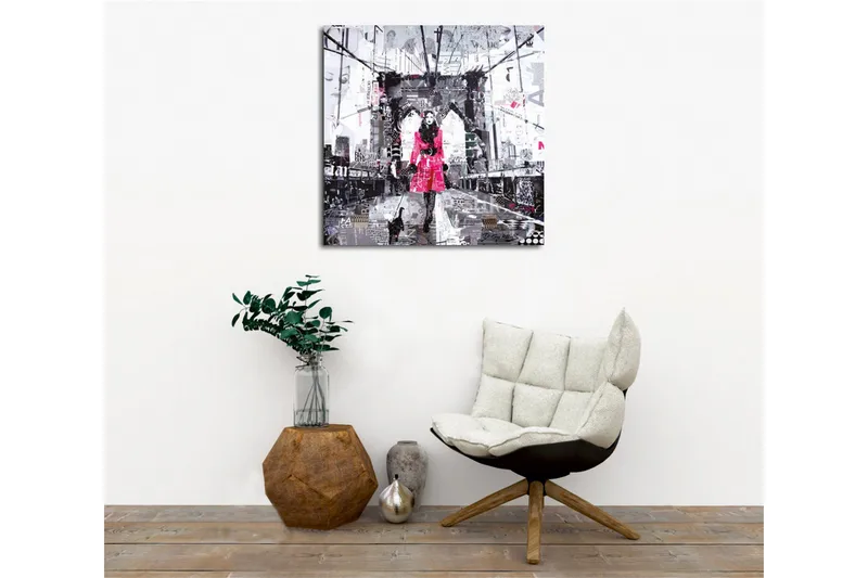 Lerretsbilde - Kvinne i rosa frakk går med en katt på en bro - Rosa / Svart / Grå - Innredning - Bilder & kunst - Lerretsbilder