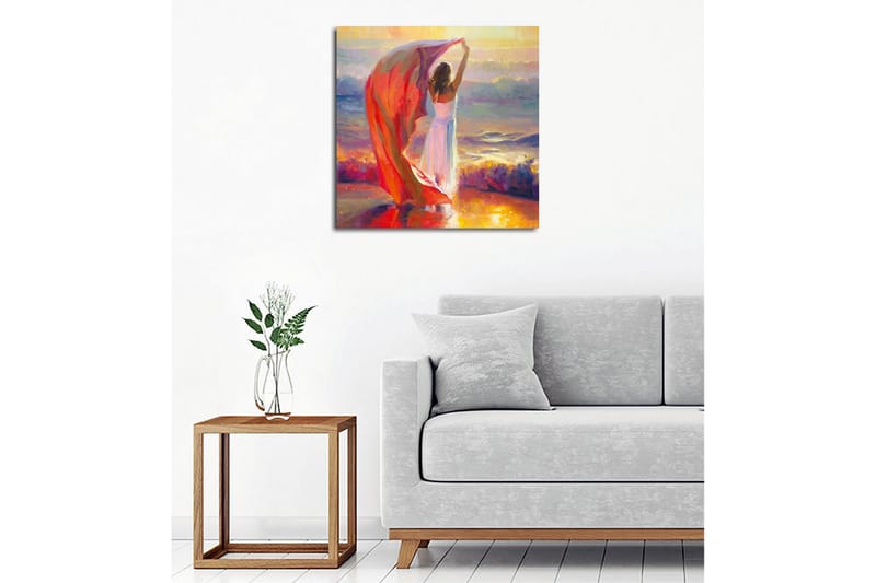 Lerretsbilde - Kvinne som holder opp et rødt sjal ved sjøen - Rød / Hvit / Blå - Innredning - Bilder & kunst - Lerretsbilder