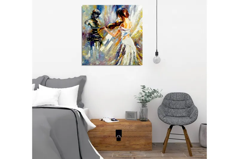 Lerretsbilde - Kvinne som spiller fiolin med en skulptur i bakgrunnen - Hvit / Blå / Gull - Innredning - Bilder & kunst - Lerretsbilder