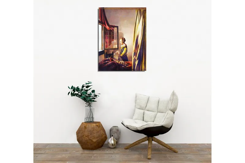 Lerretsbilde - Kvinne ved vinduet i et innbydende rom - Gul / Rødbrun / Beige - Innredning - Bilder & kunst - Lerretsbilder