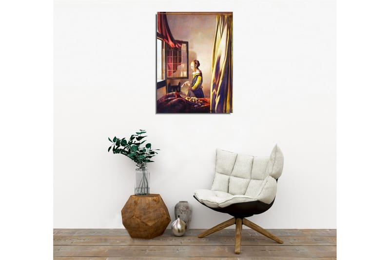 Lerretsbilde - Kvinne ved vinduet i et innbydende rom - Gul / Rødbrun / Beige - Innredning - Bilder & kunst - Lerretsbilder